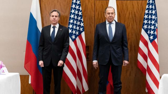 بلينكن لـ لافروف: الحل الدبلوماسي للأزمة الأوكرانية متاح
