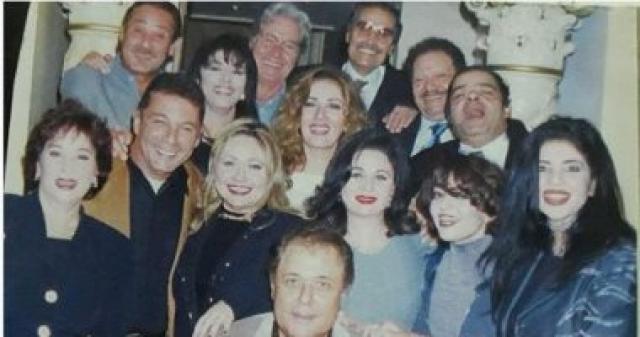 صورة قديمة لعدد من النجوم يحتفلون بعيد الحب