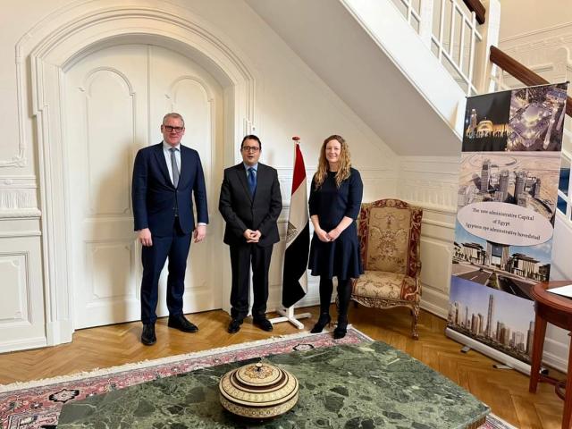 سفير مصر بكوبنهاجن مع مسئولين بمجلس الصناعة الدنماركى