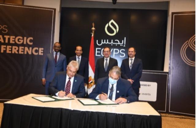 جانب من توقيع مذكرات التفاهم بحضور وزير البترول