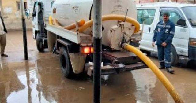 محافظ كفر الشيخ يكلف رؤساء المدن والقرى بالتواجد فى الشوارع لرفع مياه الأمطار