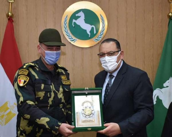 المستشار العسكرى اثناء تكريمه من المحافظ
