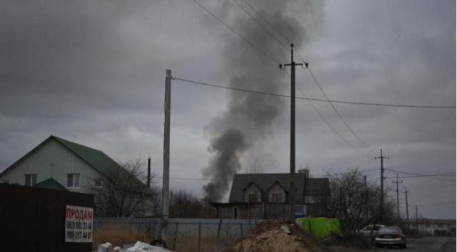 الدخان يتصاعد نتيجة القصف الروسي قرب كييف 