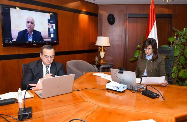 تواصل السفيرة نبيلة مكرم وزيرة الدولة للهجرة وشئون المصريين بالخارج مع علي فاروق رئيس الجالية المصري