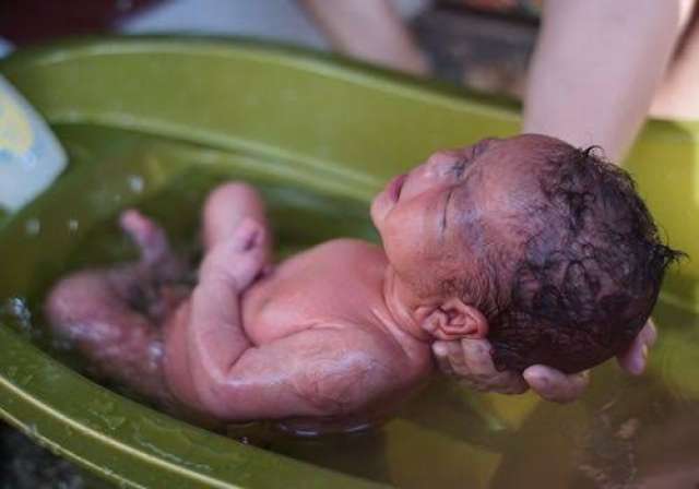 فاجأها المخاض.. سيدة أوكرانية تضع مولودتها داخل نفق فاجأها المخاض.. سيدة أوكرانية تضع مولودتها داخل نفق