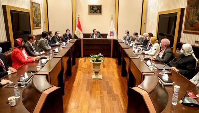 عبدالغفار يجتمع بخريجي البرنامج الرئاسي التنفيذيين لبحث سبل تحقيق أقصى استفادة من خبراتهم (صور)