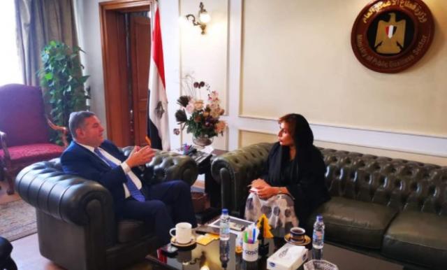 هشام توفيق وزير قطاع الأعمال العام ومريم خليفة الكعبي سفيرة الامارات بالقاهرة