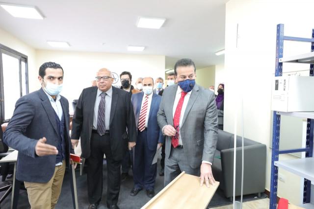 وزير التعليم العالي يتفقد معرض الأثاث المكتبي بجامعة القاهرة الجديدة