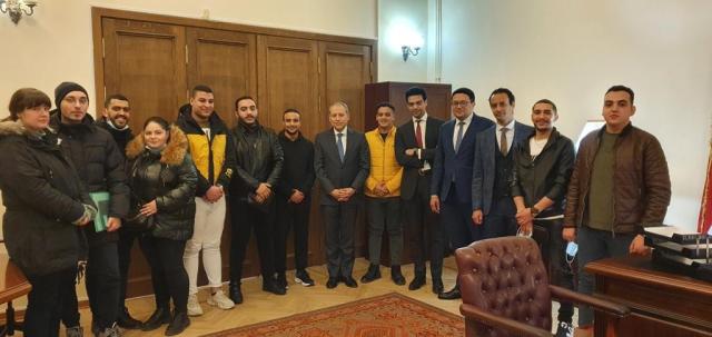 سفير مصر في موسكو يلتقي مجموعة من المواطنيين الذين غادروا أوكرانيا عبر الأراضي الروسية