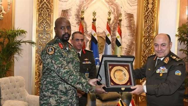 رئيس أركان حرب القوات المسلحة يلتقى قائد القوات البرية الأوغندي