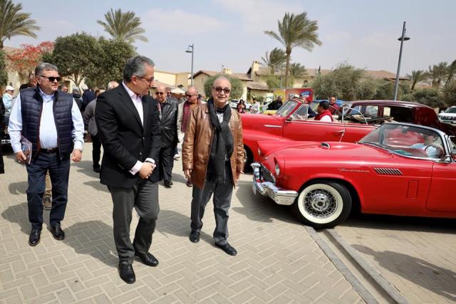 وزير السياحة والآثار يشارك في افتتاح فعاليات كرنفال السيارات التاريخية والكلاسيكية (صور)