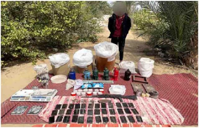 المتهم وأمامه المضبوطات