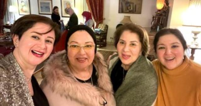 مى نور الشرف واسرتها