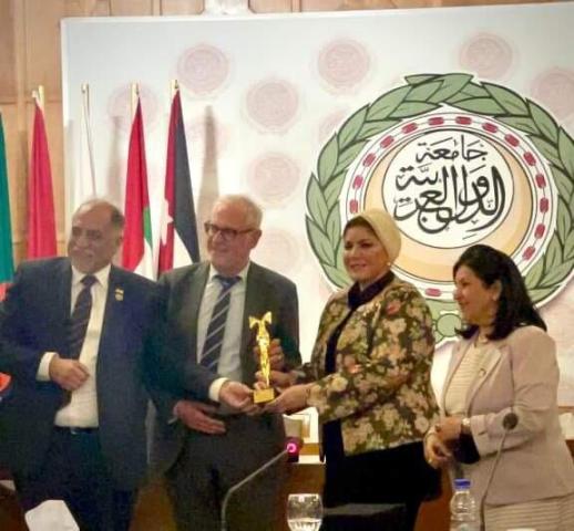 المجلس العربي للتنمية المجتمعية يمنع الدكتورة منال العبسي جائزة المرأة العربية للمسئولية المجتمعية