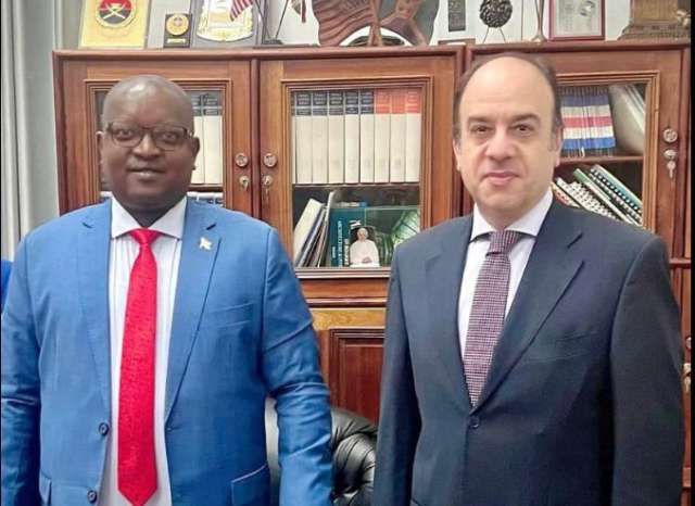 وزير الدفاع البوروندي يستقبل السفير المصري في بوجمبورا