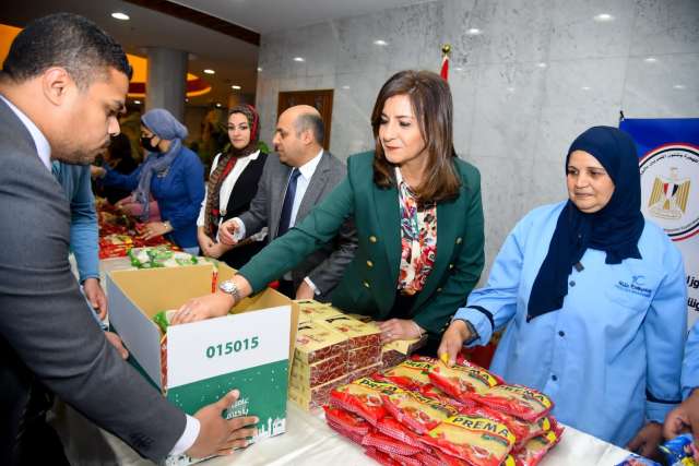 وزيرة الهجرة تشارك فى تعبئة كراتين حملة ”إفطار صائم”