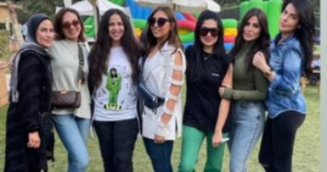 إيمي سمير برفقة صديقاتها