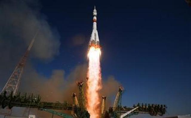 روسيا تُطلق صاروخا فضائيا يحمل قمرا صناعيا عسكريا