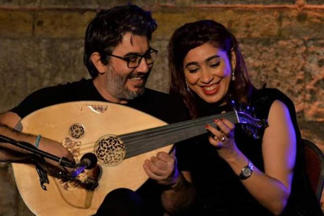 الفنان السوري غسان اليوسف وزوجته المصرية دينا عبد الحميد