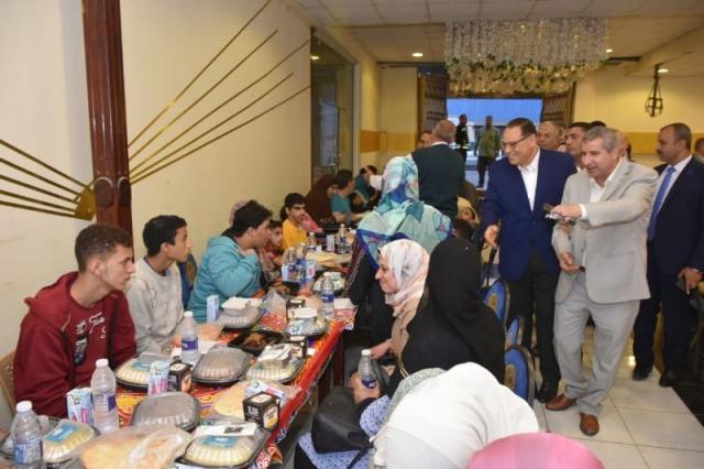 ”محافظ الشرقية” يشارك طلاب مدارس التربية الخاصة والإدارات التعليمية حفل إفطار جماعي