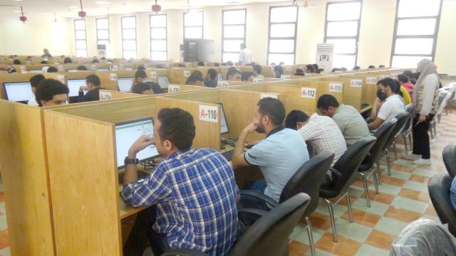 طلاب الطب بجامعة المنيا يؤدون الاختبارات الإلكترونية 