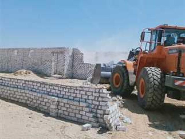 إزالة 3 حالات تعدي بالبناء في قرية بني محمد سلطان في المنيا