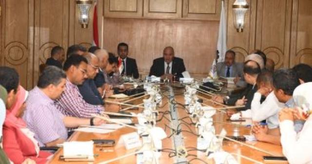 الداودي يترأس اجتماعا لمتابعة خطة تطوير كورنيش مدينة قنا