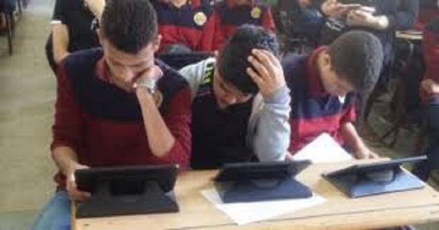 طلاب الأول الثانوي يؤدون امتحان الفلسفة التجريبي في المنيا