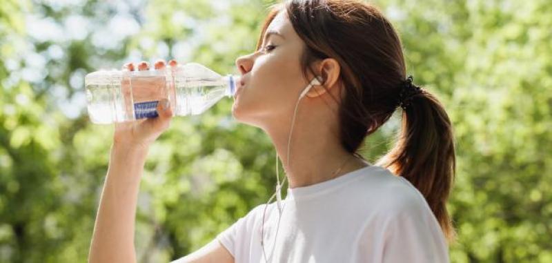 كيف تؤثر قلة شرب الماء في الشتاء على جسمك؟