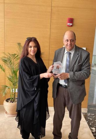 رئيس شبكة إعلام المرأة العربية يكرم الدكتورة ٱية السيف