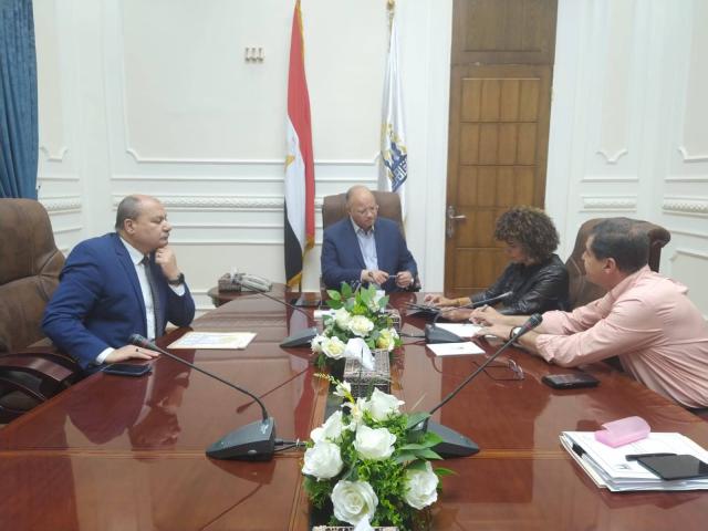 اجتماع محافظ القاهرة وجمعية تواصل
