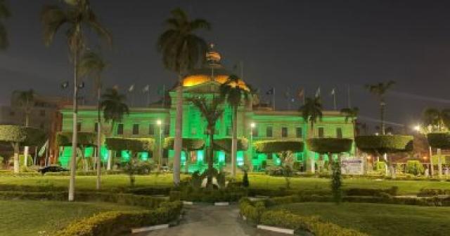 إضاءة قبة جامعة القاهرة باللون الأخضر