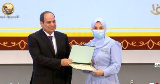 الرئيس عبد الفتاح السيسى مع إحدى الفائزات
