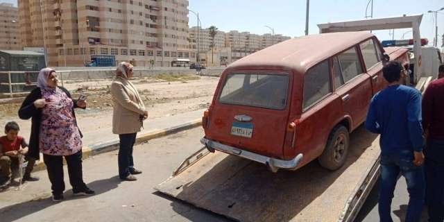 رفع 8 سيارات متهالكة في حملة على محور المحمودية بالإسكندرية (صور)