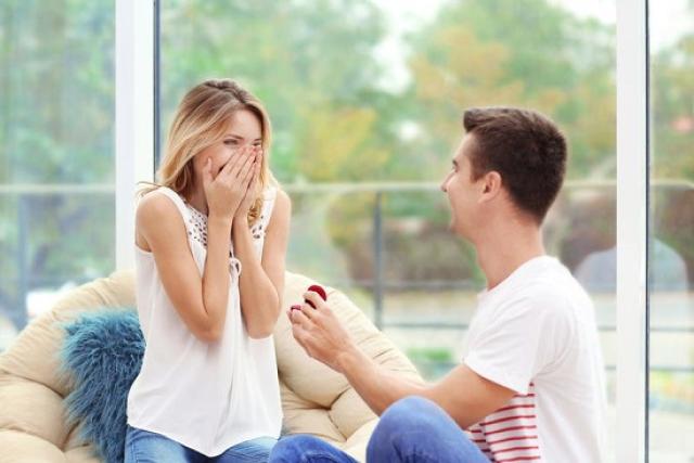 بعض الإشارات التي تؤكد حب الرجل للمرأة