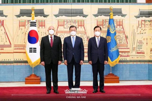 السفير المصري في كوريا الجنوبية يقدم أوراق اعتماده إلى الرئيس الكوري