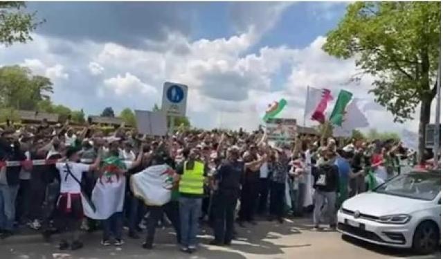 احتجاجات جزائرية أمام مقر الفيفا