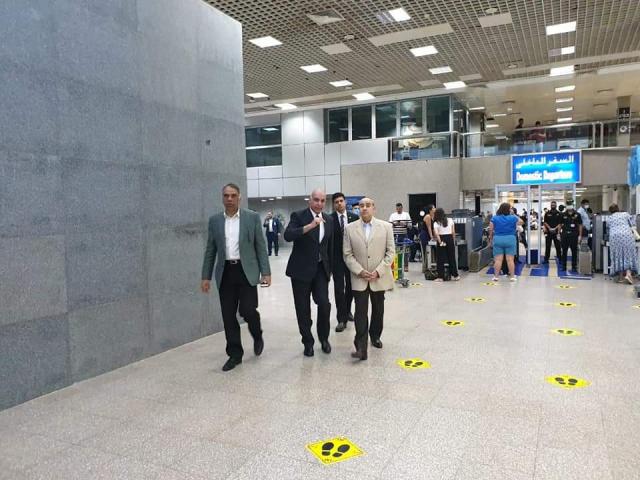 وزير الطيران في مطار شرم الشيخ