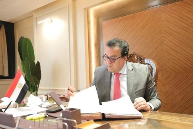 وزير التعليم العالي يستعرض تقريرًا حول أعمال إنشاءات وتجهيزات جامعة المنيا الأهلية