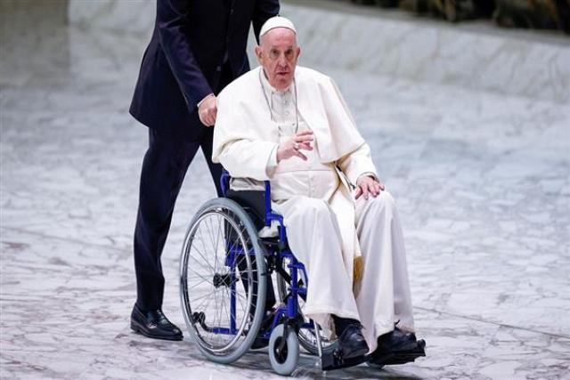 البابا فرنسيس على كرسي متحرك