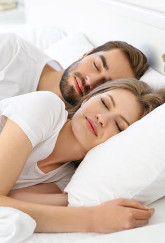وضعية النوم تكشف علاقتك بشريك حياتك
