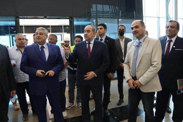 وزير الطيران يتفقد المراحل النهائية لمشروع تطوير مطار سفنكس