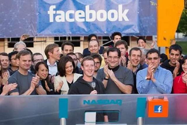 زوكربيرج يقرع جرس البورصة لحظة إطلاق أسهم شركة فيسبوك