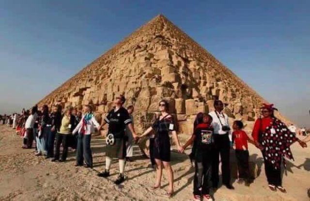 سائحين في مصر