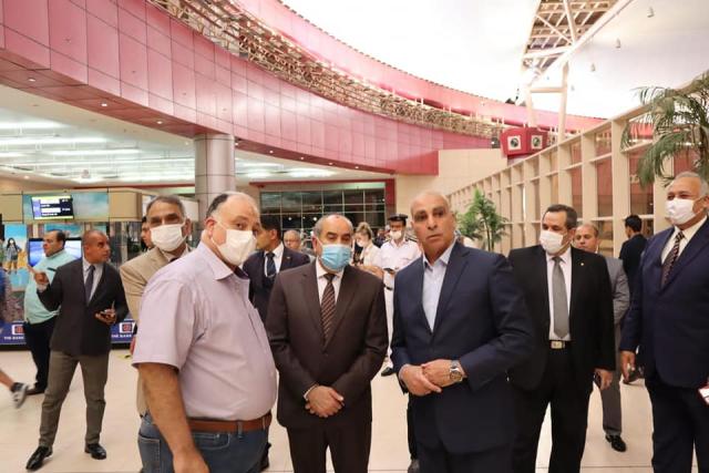 وزير الطيران يتفقد مطار شرم الشيخ .. ويوجه بتقديم كافة التسهيلات لضيوف مصر