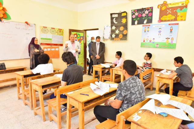 محافظ أسيوط يتفقد لجنتي مدرستي الوحدة العربية ودرية الحسيني للاطمئنان على امتحانات الشهادة الإعدادية  