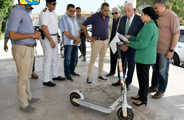 محافظ جنوب سيناء يعاين إحدى نماذج الدراجات الهوائية العاملة بالبطاقة الذكية