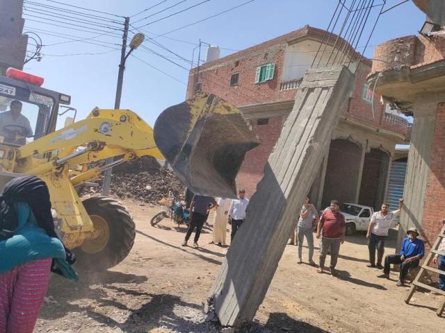 رئيس مركز الحامول يتابع تنفيذ إزالة حالتي مبانٍ مخالفة بدون ترخيص بغرب تيرة (صور)