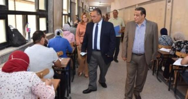نائب رئيس جامعة عين شمس يتابع سير الامتحانات بكلية الآداب