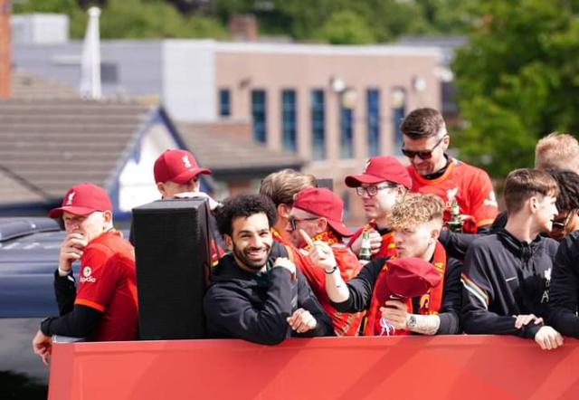 محمد صلاح يحتفل مع ليفربول 